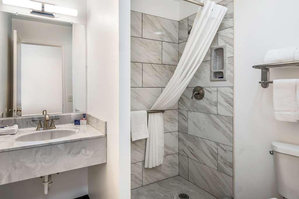 Americas Best Value Inn East Peoria Стая снимка