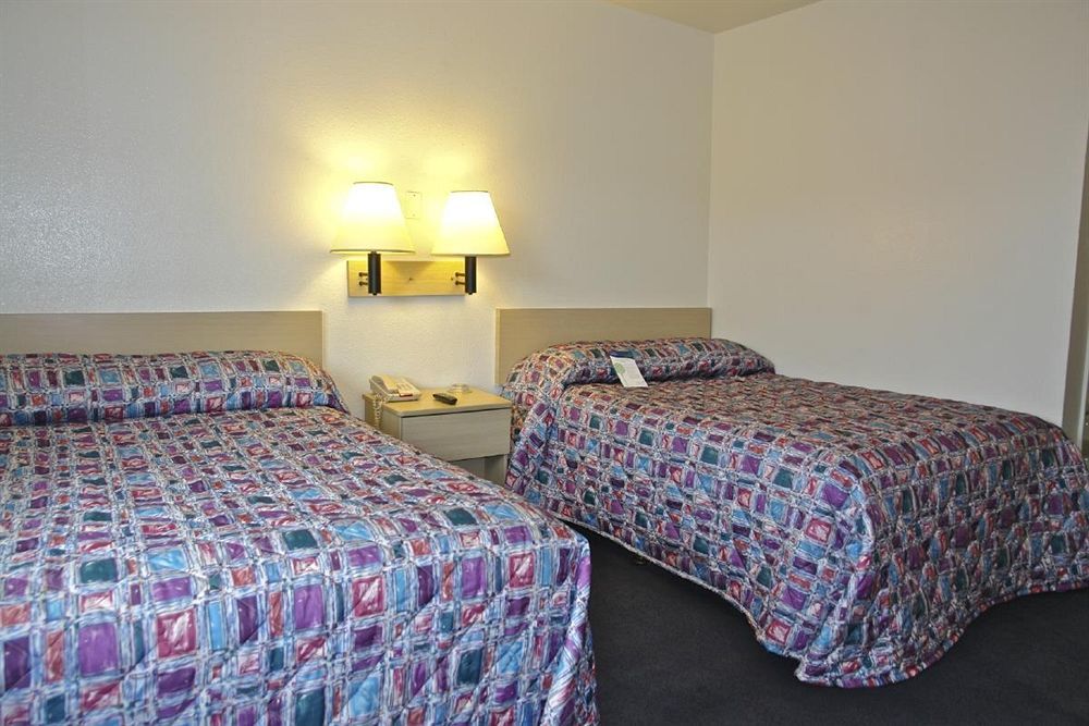 Americas Best Value Inn East Peoria Екстериор снимка